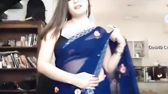 Indian Cam Girl Teasing And Shaking Her Boobs While Dancing Live