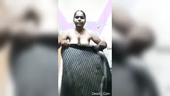 Indian Babe Filming Herself Completely Nude In Front Of Mirror