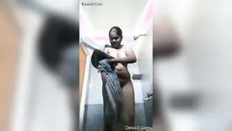 Indian Babe Filming Herself Completely Nude In Front Of Mirror