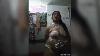 Married Bhabhi Recording Herself Bathing Naked For Her Lover
