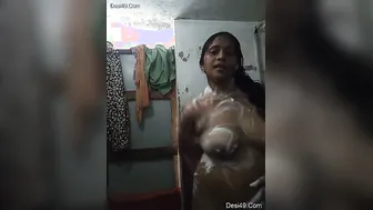 Married Bhabhi Recording Herself Bathing Naked For Her Lover