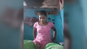 Village Bhabhi Fingering Her Pussy On Camera To Earn Some Cash