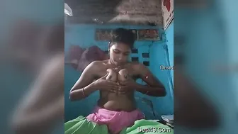 Village Bhabhi Fingering Her Pussy On Camera To Earn Some Cash