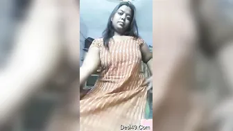 Bhabhi Stripping Naked On Camera And Fingering Her Wet Pussy Alone