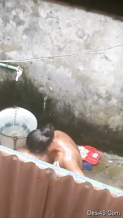 Village Babe Bathing Outdoors Completely Naked By The Well