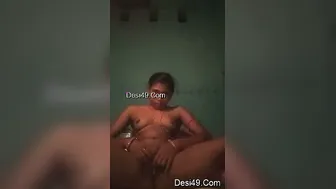 Married Bhabhi Playing With Her Pussy And Fingering Herself