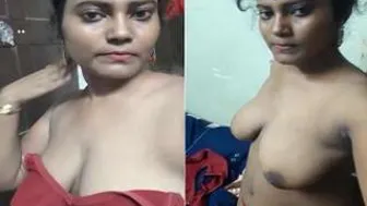 Beautiful Indian Babe Flaunting Her Huge Natural Boobs On Camera
