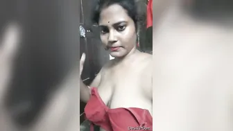 Beautiful Indian Babe Flaunting Her Huge Natural Boobs On Camera
