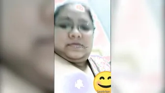 Curvy Desi Aunty Flashing Her Massive Boobs On Camera For Cash