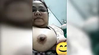 Curvy Desi Aunty Flashing Her Massive Boobs On Camera For Cash