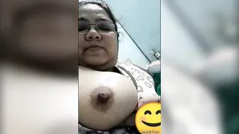 Curvy Desi Aunty Flashing Her Massive Boobs On Camera For Cash
