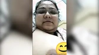 Curvy Desi Aunty Flashing Her Massive Boobs On Camera For Cash