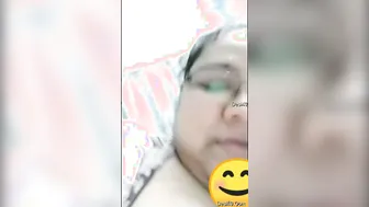 Curvy Desi Aunty Flashing Her Massive Boobs On Camera For Cash