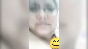Curvy Desi Aunty Flashing Her Massive Boobs On Camera For Cash