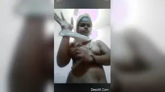 Cute Desi Babe Oiling Her Naked Body On Video Call Showing Off
