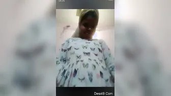 Cute Desi Babe Oiling Her Naked Body On Video Call Showing Off