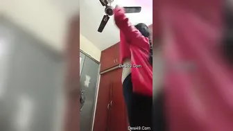 Mallu Bhabhi Undressing Completely Showing Off Curves And Pussy