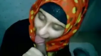 She Blows Her Boyfriend Quick In The Bathroom Before Dinner