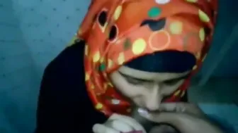 She Blows Her Boyfriend Quick In The Bathroom Before Dinner