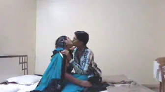 Bhabhi In Saree Getting Naughty With Guest At Hotel Room Bed