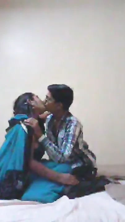 Bhabhi In Saree Getting Naughty With Guest At Hotel Room Bed