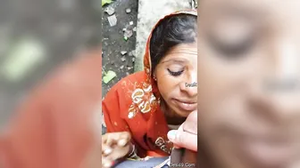 Village Bhabhi Giving Outdoor Pleasure In The Fields