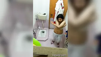 Young Indian Babe Caught Naked Bathing On Secret Hidden Camera