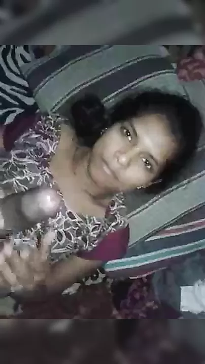 Desi girl giving nice oral job MMS sex video