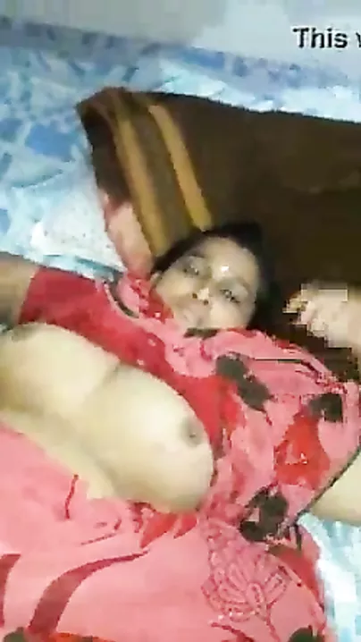 Lustful older Desi wife shows her sexy intimate body parts