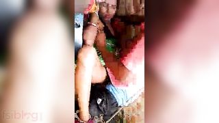 Desi whore drilled outdoors by a group of boyz MMS episode