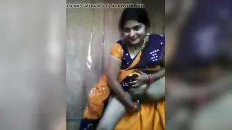 Smiling Indian bhabi tries out smth recent