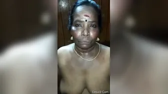 Tamil Aunty Going Down On Him In Private Room This Afternoon