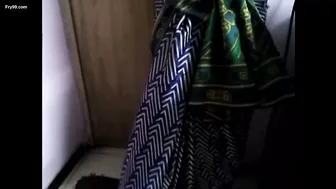 Touching Her Pussy Under The Saree And Teasing The Married Aunty