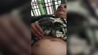 Desi Aunty Exposing Her Shaved Pussy Lips For Young Boyfriend
