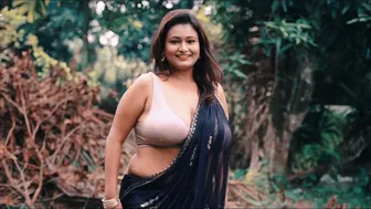 Bengali Babe Showing Off Her Huge Boobs In Sexy Blue Saree