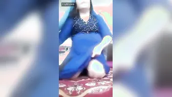 Hot Pakistani Aunty Teasing With Her Body Amateur Home Video