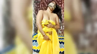 Big Titted Aunty Teasing And Playing With Her Juicy Melons