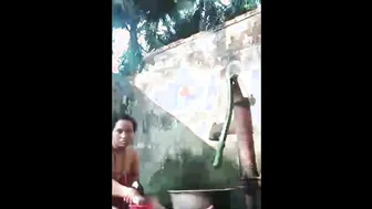 Village Aunty Bathing Outdoors Showing Off Her Natural Saggy Tits