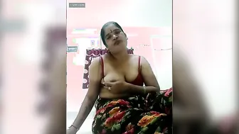 Desi Married Woman Flashing Her Big Sexy Boobs For Camera
