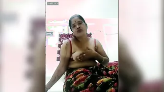 Desi Married Woman Flashing Her Big Sexy Boobs For Camera