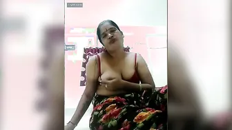 Desi Married Woman Flashing Her Big Sexy Boobs For Camera