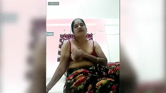 Desi Married Woman Flashing Her Big Sexy Boobs For Camera