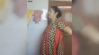 Mature Aunty Stripping Naked Before Her Hot Shower Session