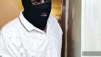 Thief Enjoying Mallu Aunty Boobs Under Her Saree Catching Her Off