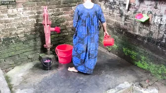 Grabbing Bathing Aunty From Behind And Fucking Her Wet Body