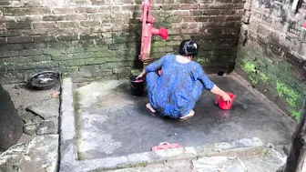 Grabbing Bathing Aunty From Behind And Fucking Her Wet Body