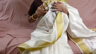 Mallu Aunty In Saree Fingering Her Wet Pussy On The Bed Alone