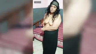 Desi Aunty Caught Changing Clothes Gets Fucked Immediately