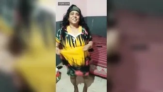 Desi Aunty Caught Changing Clothes Gets Fucked Immediately