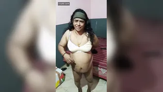Desi Aunty Caught Changing Clothes Gets Fucked Immediately